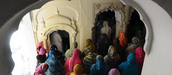 Sikh women pilgrims stand during a religious ceremony at Gurdwara Dera Sahib in Lahore on June 16, 2011 - Sputnik Türkiye