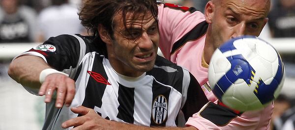 Siena's Emanuele Calaio', left, and Palermo's Giulio Migliaccio, right, vie for the ball during their Serie A soccer match at the Artemio Franchi stadium in Siena, Italy, Sunday, May 10, 2009 - Sputnik Türkiye