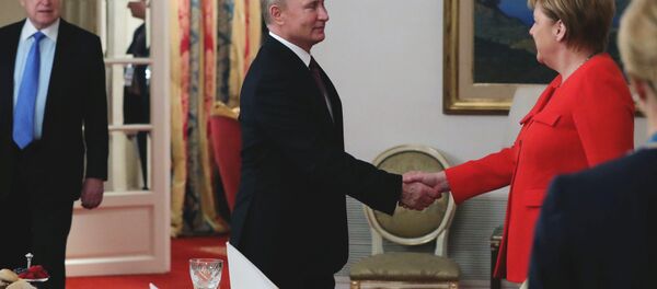 Rusya Devlet Başkanı Vladimir Putin Almanya Başbakanı Angela Merkel G20 - Sputnik Türkiye