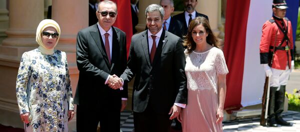 Emine Erdoğan, Tayyip Erdoğan, Paraguay Devlet Başkanı Mario Abdo Benitez, eşi Silvana Abdo Asuncion'daki başkanlık sarayında - Sputnik Türkiye