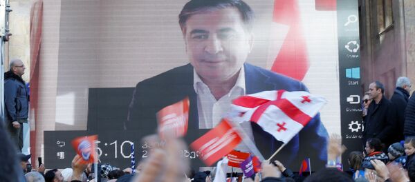 ABD destekli eski Gürcistan Cumhurbaşkanı Saakaşvili, Tiflis'deki muhalefet mitingine dev ekrandan katılıp Vaşadze'nin taleplerine destek verdi. - Sputnik Türkiye