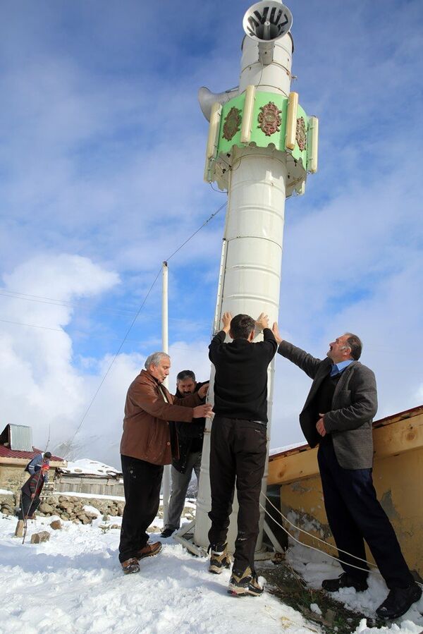 Rize'nin İkizdere ilçesindeki Karzavan Yaylası'nda çelik varillerin birleştirilmesiyle oluşturulan 7 metrelik minare - Sputnik Türkiye