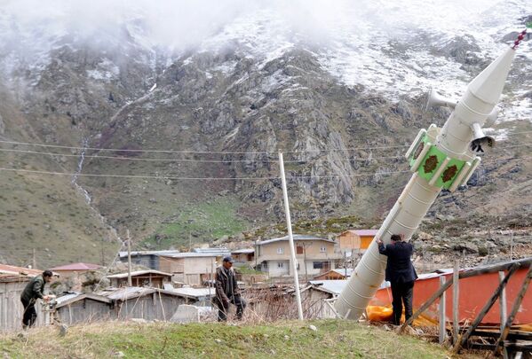 Rize'nin İkizdere ilçesindeki Karzavan Yaylası'nda çelik varillerin birleştirilmesiyle oluşturulan 7 metrelik minare - Sputnik Türkiye