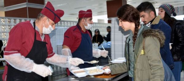 Üniversite yemekhanesinde zehirlenmeler sonrası karar: Her gün bir öğretim görevlisi öğrencilerle yemek yiyecek - Sputnik Türkiye