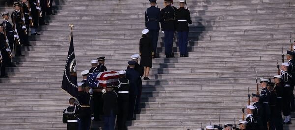 94 yaşında hayatını kaybeden ABD’nin 41.Başkanı George H.W. Bush’un cenazesi başkent Washington'daki ABD Kongresine getirilerek, anma töreni düzenlendi. - Sputnik Türkiye