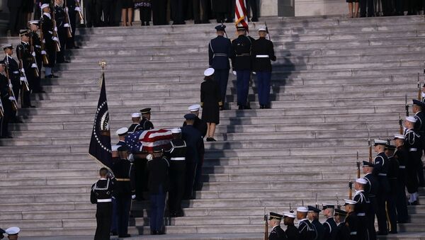 94 yaşında hayatını kaybeden ABD’nin 41.Başkanı George H.W. Bush’un cenazesi başkent Washington'daki ABD Kongresine getirilerek, anma töreni düzenlendi. - Sputnik Türkiye