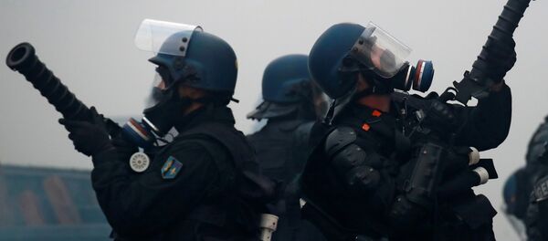 Fransa'nın başkenti Paris'in Champs-Elysees bölgesinde Sarı Yelekler protestolarına müdahale eden polisler - Sputnik Türkiye