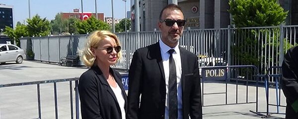 Oyuncu Hakan Yılmaz ve eşi Elif Yılmaz, Etiler'de bir otelin lobisinden darp edilmeleriyle ilgili davada sanıklardan şikayetçi olduklarını söyledi. - Sputnik Türkiye