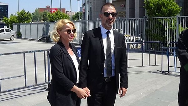 Oyuncu Hakan Yılmaz ve eşi Elif Yılmaz, Etiler'de bir otelin lobisinden darp edilmeleriyle ilgili davada sanıklardan şikayetçi olduklarını söyledi. - Sputnik Türkiye