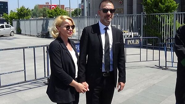 Oyuncu Hakan Yılmaz ve eşi Elif Yılmaz, Etiler'de bir otelin lobisinden darp edilmeleriyle ilgili davada sanıklardan şikayetçi olduklarını söyledi. - Sputnik Türkiye