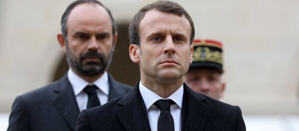 Fransa Cumhurbaşkanı Emmanuel Macron (önde) ile Başbakan Edouard Philippe - Sputnik Türkiye