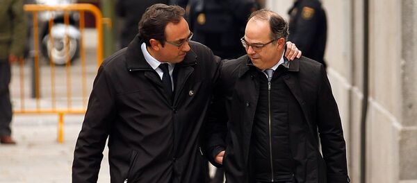 Josep Rull (solda) ile Jordi Turull, İspanya Anayasa Mahkemesi önünde - Sputnik Türkiye