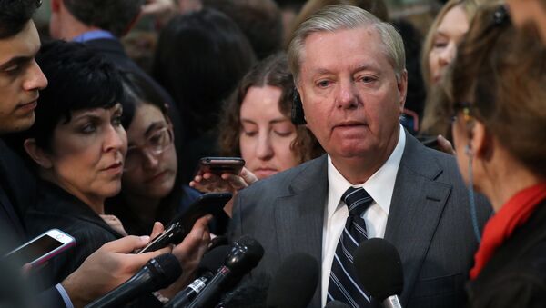 Senatör Graham, Haspel'in sınırlı sayıda senatörle bir araya geldiği kapalı oturumun ardından basın mensuplarına açıklamalarda bulundu. - Sputnik Türkiye