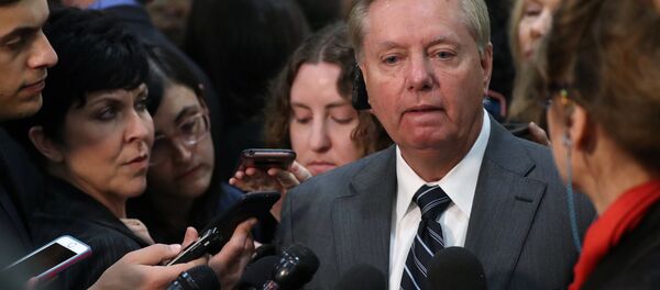 Senatör Graham, Haspel'in sınırlı sayıda senatörle bir araya geldiği kapalı oturumun ardından basın mensuplarına açıklamalarda bulundu. - Sputnik Türkiye