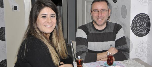 Kafasını kaldırıma çarpınca hafızasını kaybetti, eşi durumu fırsata çevirdi: Yemek yapardın, bulaşık yıkardın - Sputnik Türkiye