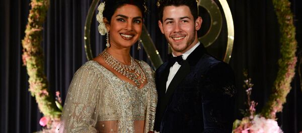 Bollywood oyuncusu 22 metre duvaklı gelinlik giydi - Priyanka Chopra - Sputnik Türkiye