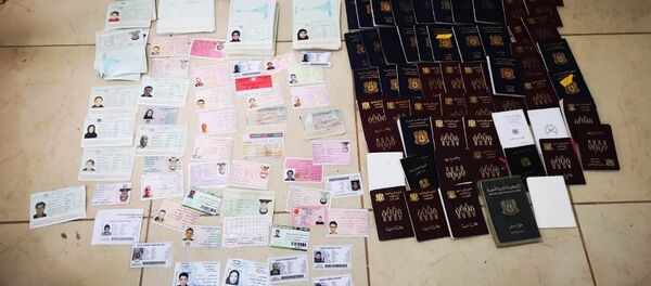 Suriyeliler için sahte bir şekilde düzenlenen pasaport ve Geçici Koruma Kimlik Belgesi - Sputnik Türkiye