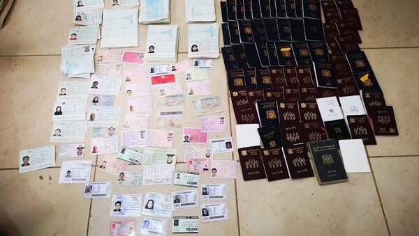 Suriyeliler için sahte bir şekilde düzenlenen pasaport ve Geçici Koruma Kimlik Belgesi - Sputnik Türkiye