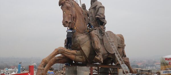Kazakistan'da yapıldıktan sonra parçalar halinde Bolu'ya getirilen dev Köroğlu heykelinin montajı yapılmaya başlandı. - Sputnik Türkiye