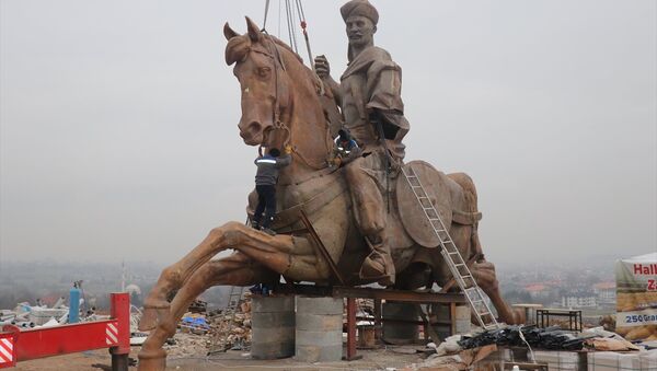 Kazakistan'da yapıldıktan sonra parçalar halinde Bolu'ya getirilen dev Köroğlu heykelinin montajı yapılmaya başlandı. - Sputnik Türkiye