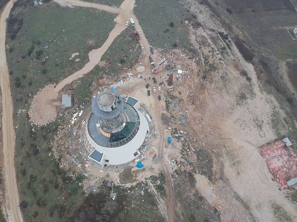 Montaj işleminin tamamlanmasının ardından, tonlarca ağırlıktaki heykel, kaide ile yaklaşık 70 metre yüksekliğe ulaşacak.  - Sputnik Türkiye