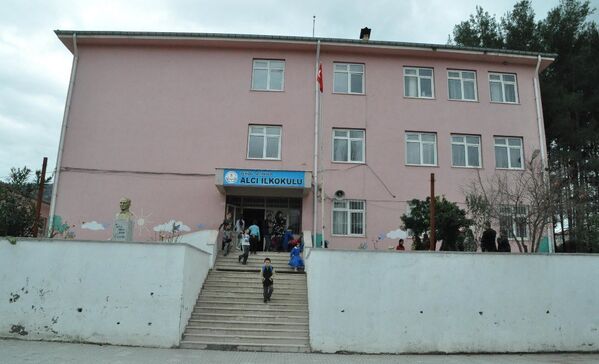 Denizli Acıpayam'daki Alcı Mahallesi'nde Alcı ilkokulu - Sputnik Türkiye
