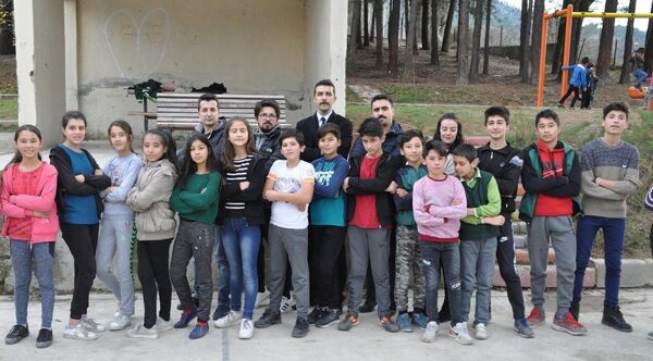 Denizli Acıpayam'daki Alcı Mahallesi'ndeki okuldaki öğrenci ve öğretmenler - Sputnik Türkiye