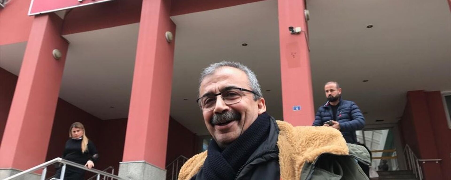 Sırrı Süreyya Önder, Ne sarf ettiysek, arkasındayız. Barış ve demokrasi kazanacak dedi. - Sputnik Türkiye, 1920, 16.04.2025