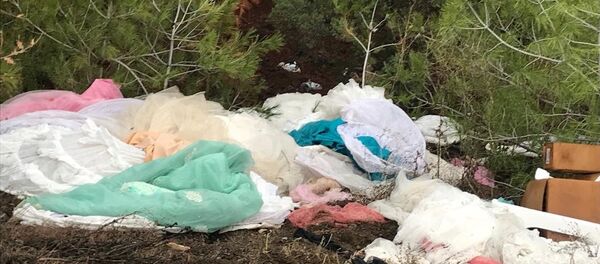 Çorum'un Osmancık ilçesinde ormanlık alana atılan gelinlikler - Sputnik Türkiye