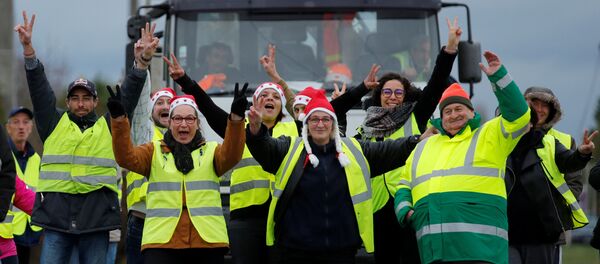 Yakıt depolarını ablukaya alan, kavşakları işgal eden Sarı Yelekler, Fransa'nın kuzeyindeki Gaillon'da işgal eyleminde - Sputnik Türkiye