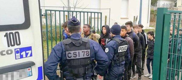 Fransa'da gözaltına alınan liseliler - Sputnik Türkiye