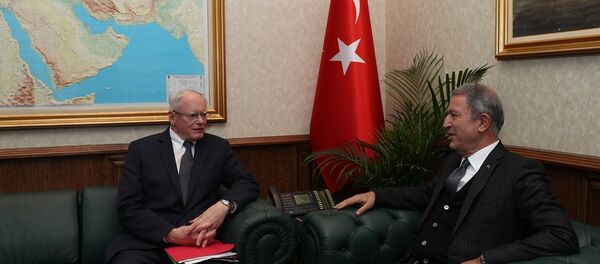 Milli Savunma Bakanı Hulusi Akar, ABD'nin Suriye Özel Temsilcisi James Jeffrey ile görüşmesinde, ABD'nin YPG ile ilişkisini sonlandırması ve gözlem noktalarından vazgeçilmesi gerektiğini ifade etti. - Sputnik Türkiye