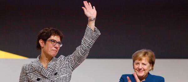 Hamburg'da kurultay düzenleyen CDU, Başbakan Angela Merkel'in (sağda) bırakma kararını verdiği parti genel başkanlığına Annegret Kramp-Karrenbauer'i (solda) seçti. - Sputnik Türkiye