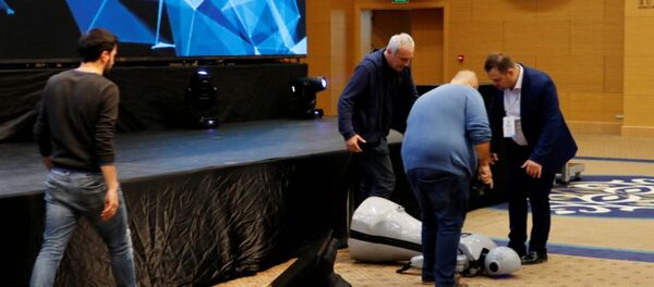 İnsansı robot Mini Ada sahneden düşerek parçalandı İnsansı robot Mini Ada sahneden düşerek parçalandı - Sputnik Türkiye