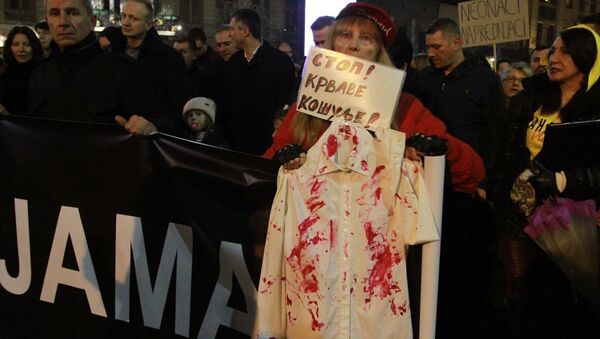 Sırbistan'da hükümet karşıtı protesto: 'Kanlı gömleklere son' - Sputnik Türkiye