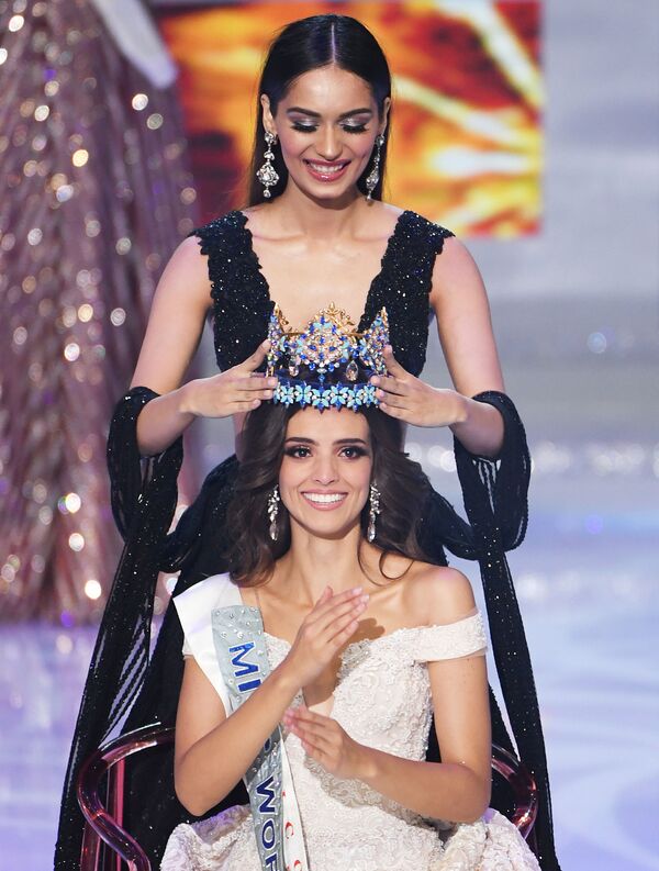 Meksikalı güzel, Miss World 2018 tacını, geçen yılın birincisi Hindistanlı Manushi Chhillar’dan aldı. - Sputnik Türkiye