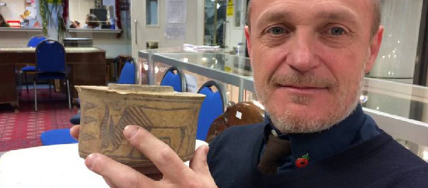 Yıllardır diş fırçası kabı olarak kullandığı çömlek 4 bin yıllık çıktı - Sputnik Türkiye