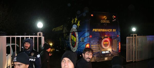 Akhisar-Fenerbahçe karşılaşmasında 3-0 mağlubiyet alan Fenerbahçe kafilesi takım otobüsüyle İstanbul'a geldi. - Sputnik Türkiye