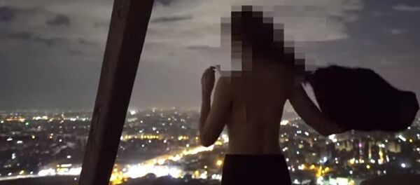 Mısır piramidinin tepesinde çıplak video çeken çift hakkında soruşturma başlatıldı Mısır piramidinin tepesinde çıplak video çeken çift hakkında soruşturma başlatıldı - Sputnik Türkiye