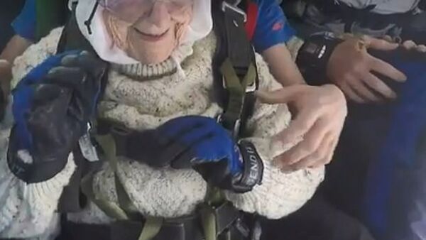 102 yaşındaki kadın 'dünyanın en yaşlı paraşüt atlayıcısı' oldu - Sputnik Türkiye