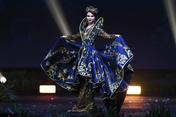 Kainat Güzeli 2018 Yarışması kapsamında ulusal kıyafetler geçidi - Sputnik Türkiye