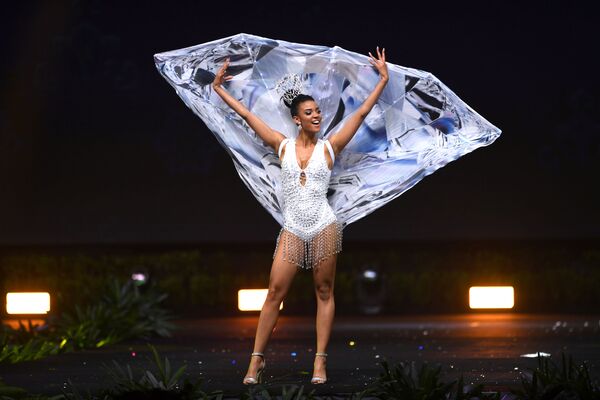 Kainat Güzeli 2018 Yarışması kapsamında ulusal kıyafetler geçidi - Sputnik Türkiye