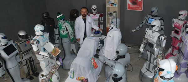 Robot Mini Ada'ya 'arkadaşlarından' ziyaret - Sputnik Türkiye