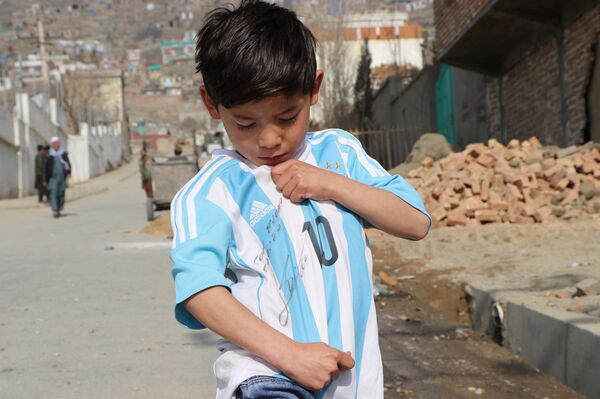 “Messi’yi çok seviyorum. Bana, onun gibi futbol oynamamı söyledi”. “Messi’yi çok seviyorum. Bana, onun gibi futbol oynamamı söyledi”. - Sputnik Türkiye