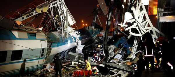 Ankara'da yüksek hızlı tren üst geçide çarptı - Sputnik Türkiye