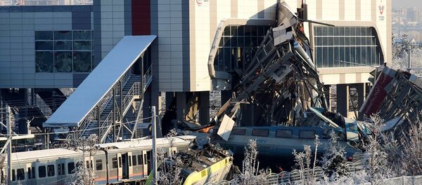Ankara'da yüksek hızlı tren üst geçide çarptı - Sputnik Türkiye