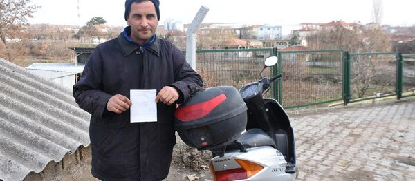 'Emniyet kemeri' cezası alan motosiklet sürücüsü  Vural Yavaş - Sputnik Türkiye