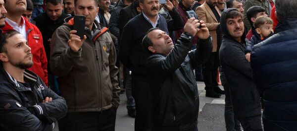 İntihar girişimi sırasında çevrede bulunan kişiler canlı yayın yaptı - Sputnik Türkiye