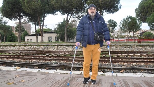 İzmir'in Tire ilçesinde merdivenden düşerek bacağı kırılan  İmdat Özçelik - Sputnik Türkiye