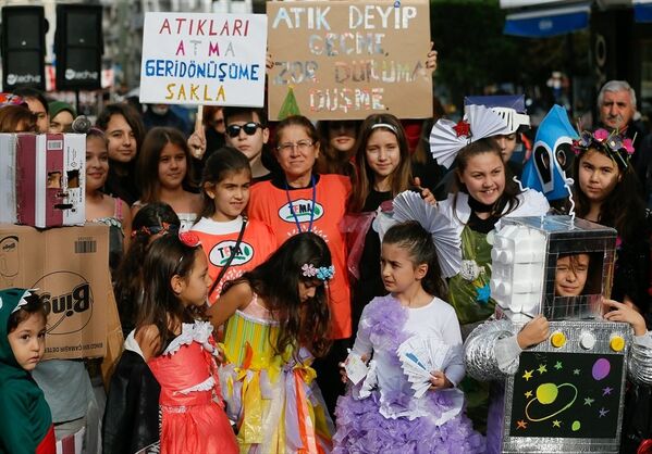 Geri dönüştürülen eşyalarla sokak defilesi - Sputnik Türkiye